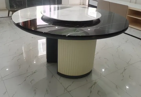 Moderna mesa de comedor redonda de mármol para 6 personas.