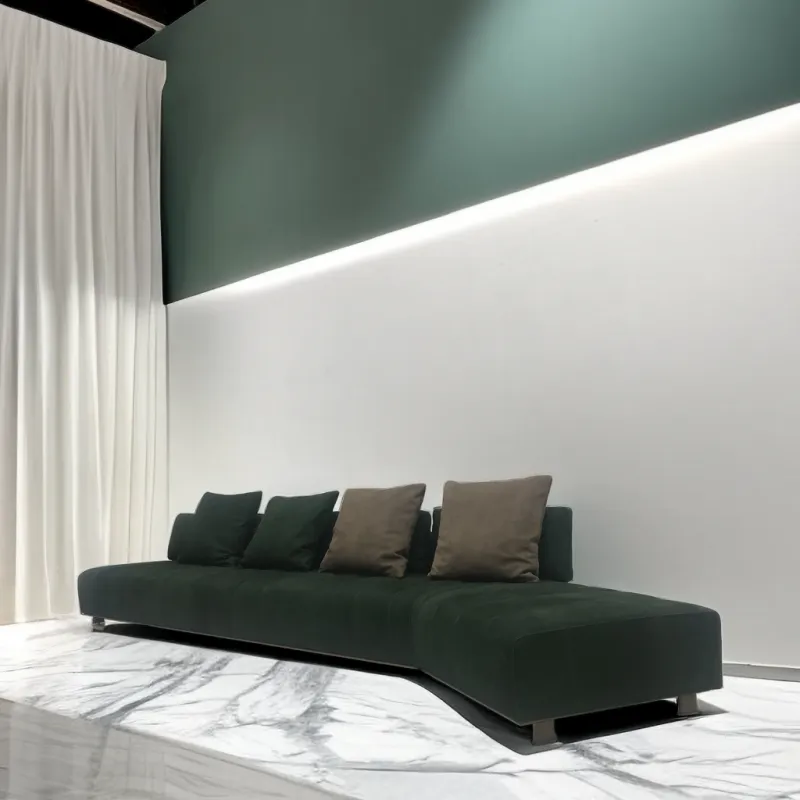 Maßgeschneiderte, moderne, bequeme Couch aus Flanellstoff im Wohnzimmer